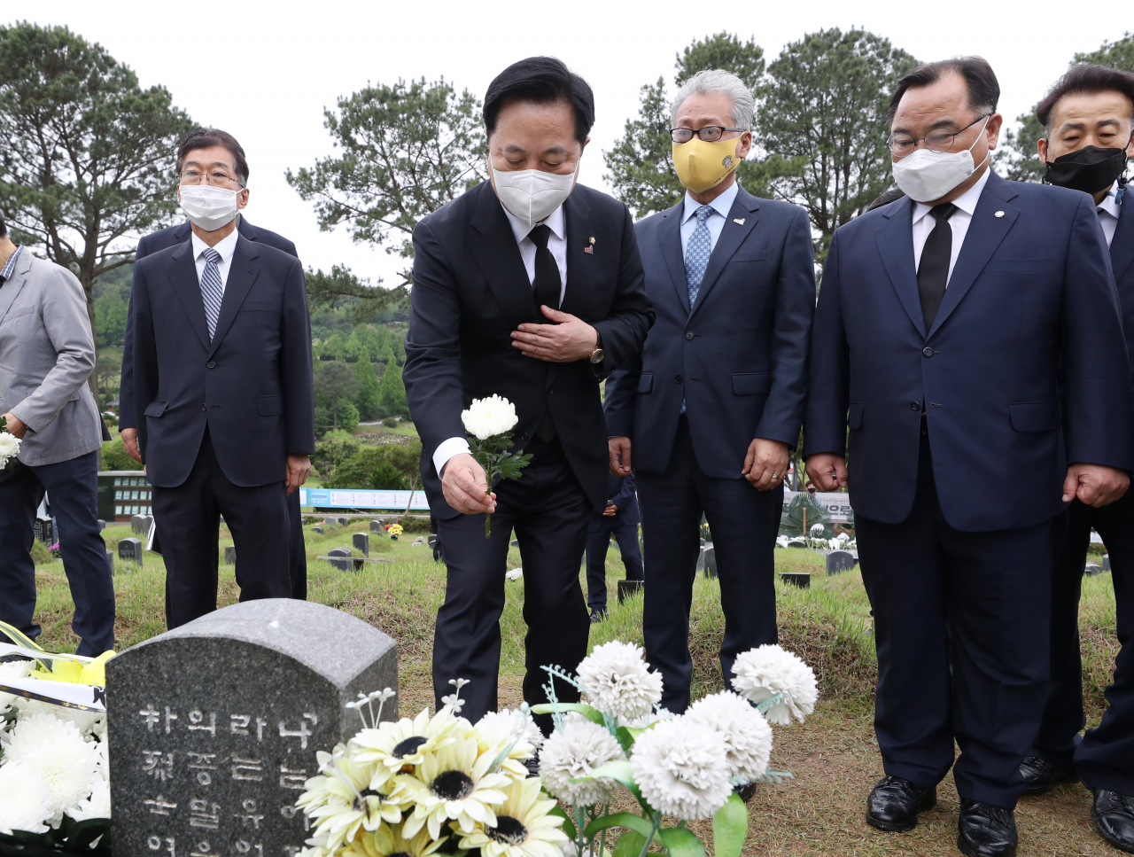 김두관 더불어민주당 의원이 18일 오전 광주 북구 망월동 5·18 구묘역을 찾아 광주민중항쟁 당시 전남대학교 총학생회장이었던 박관현 열사 묘소에 헌화하고 있다. [연합]