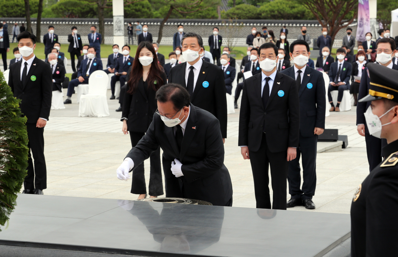 김부겸 국무총리가 18일 오전 광주 북구 국립 5·18 민주묘지에서 열린 제41주년 5·18 민주화운동 기념식에 참석해 분향하고 있다. [연합]