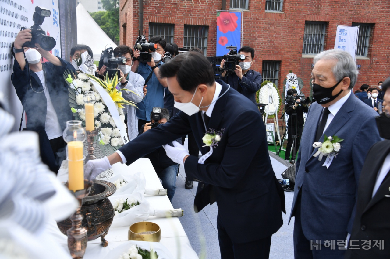 오세훈 서울시장이 18일 오전 서울 서대문형무소역사관에서 열린 ‘5·18 민중항쟁 제41주년 서울기념식’에서 헌화후 분향을 하고 있다. [서울시]