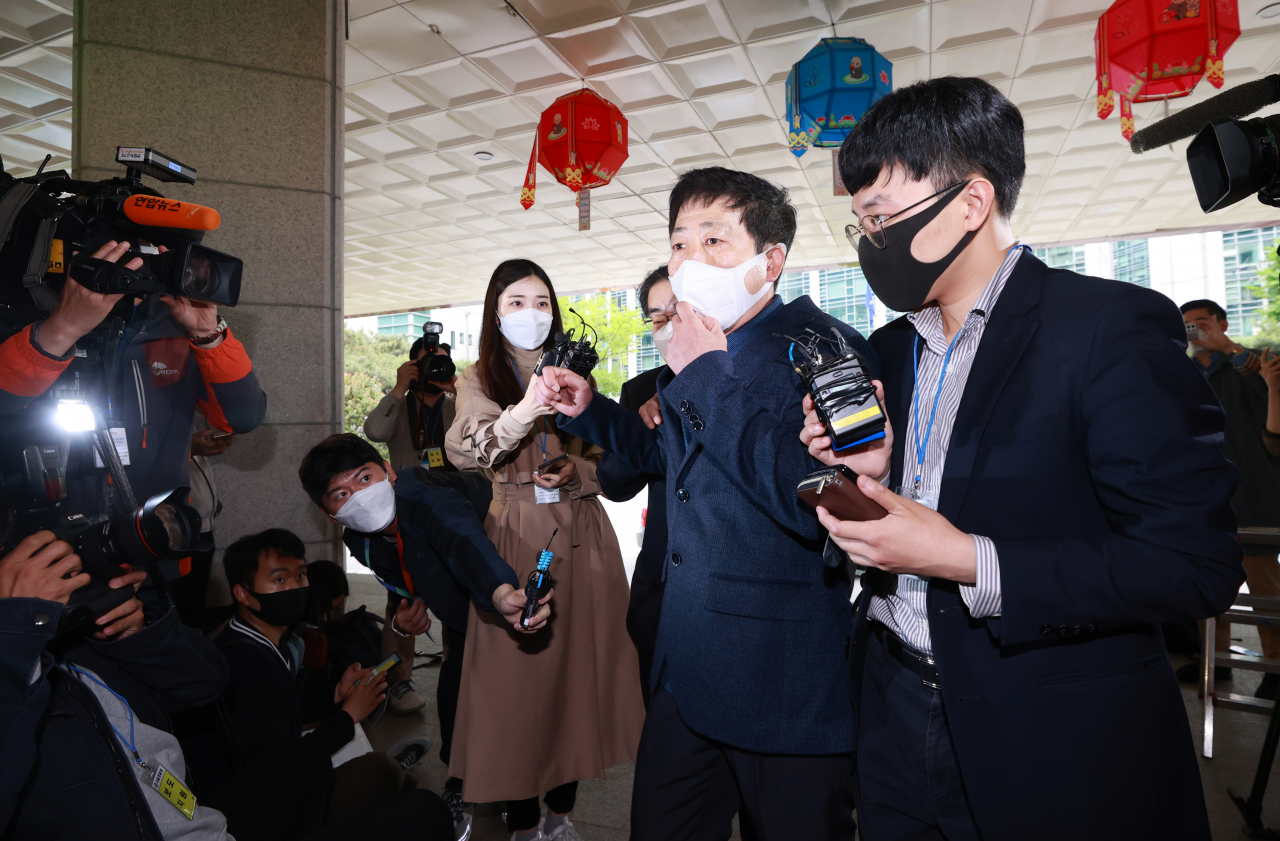 지난달 두 차례에 걸쳐 비무장지대(DMZ) 인근에서 대북전단을 살포했다고 밝힌 박상학 자유북한운동연합 대표가 지난 10일 오후 서울 종로구 서울경찰청에 조사를 받기 위해 출석하고 있다. [연합]