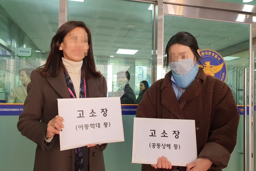 이영(왼쪽) 양육비해결총연합회 대표와 피해자 손모 씨가 지난해 2월 3일 서울 동대문경찰서를 방문해 손씨의 전 남편 박모 씨를 아동학대 및 공동상해 혐의로 처벌해 달라는 고소장을 제출하고 있다. [연합]