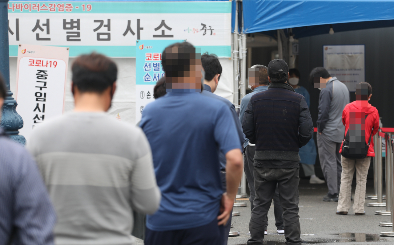 18일 서울역 임시선별검사소에서 시민들이 차례를 기다고 있다. 중앙방역대책본부는 이날 0시 기준 코로나19 신규 확진자는 528명 늘어 누적 13만2818명이라고 밝혔다. 연합뉴스