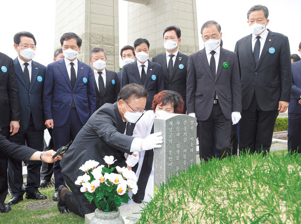김부겸 국무총리가 18일 오전 광주 북구 국립 5·18 민주묘지에서 열린 제41주년 5·18 민주화운동 기념식을 마친 뒤 묘역을 참배하며 유가족을 위로하고 있다. [연합]