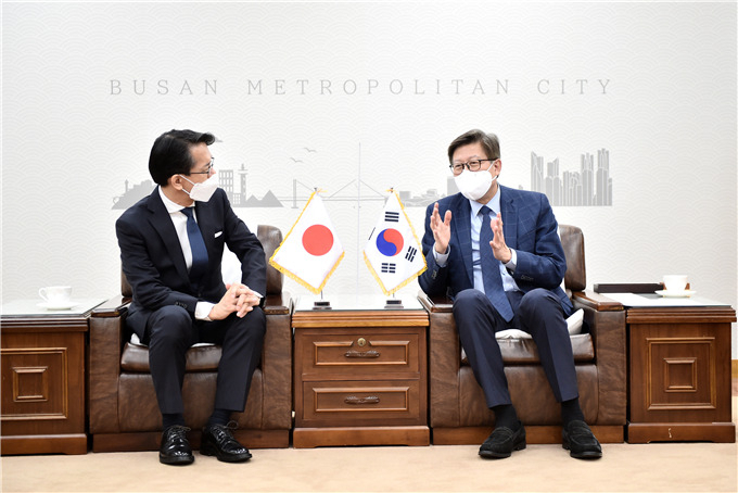 박형준 부산시장이 마루야마 코헤이(丸山浩平) 주부산일본총영사를 접견하고 있다. [부산시 제공]