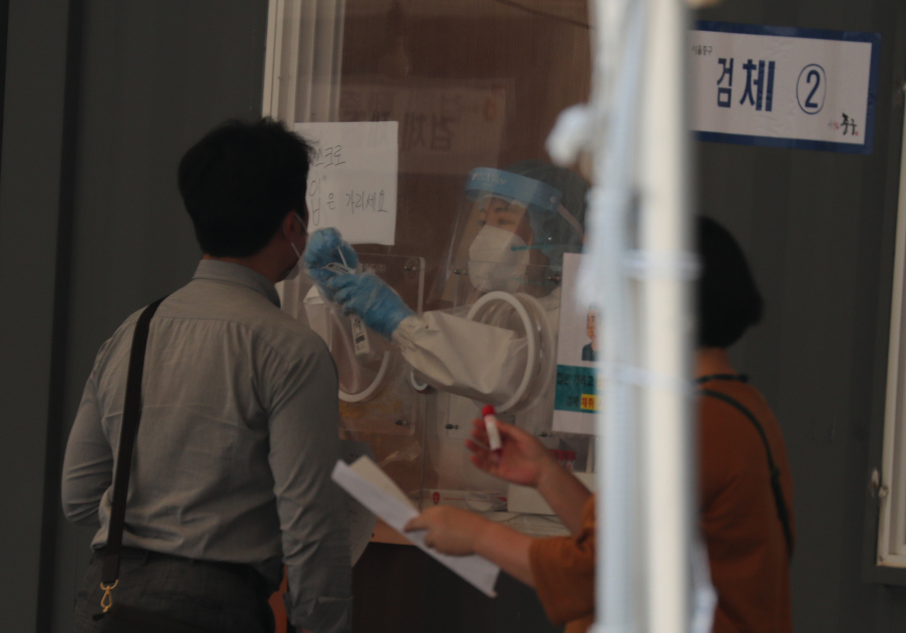 국내 코로나19 확산세가 곳곳에서 이어지는 가운데 변이 바이러스 감염자 규모도 꾸준히 늘어나고 있다. 최근 서울역 임시선별검사소에서 한 시민이 검사를 받고 있다. [연합]