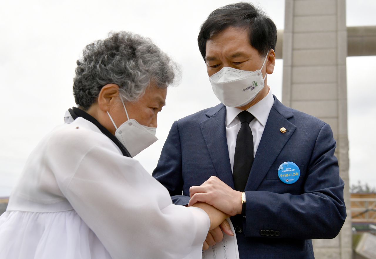 5·18 민주화운동 41주년을 맞은 18일 김기현 국민의힘 대표 권한대행 겸 원내대표가 18일 광주 북구 운정동 국립 5·18민주묘지에서 유가족을 위로하고 있다. [연합]