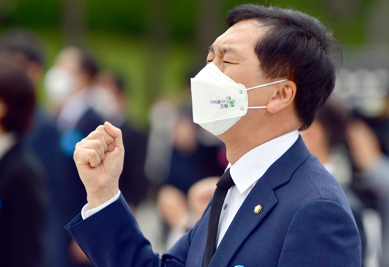 김기현 국민의힘 당대표 권한대행 및 원내대표가 18일 오전 광주 북구 5·18 민주묘지에서 열린 제41주년 5·18 민주화운동 기념식에 참석해 '임을 위한 행진곡'을 부르고 있다. [연합]
