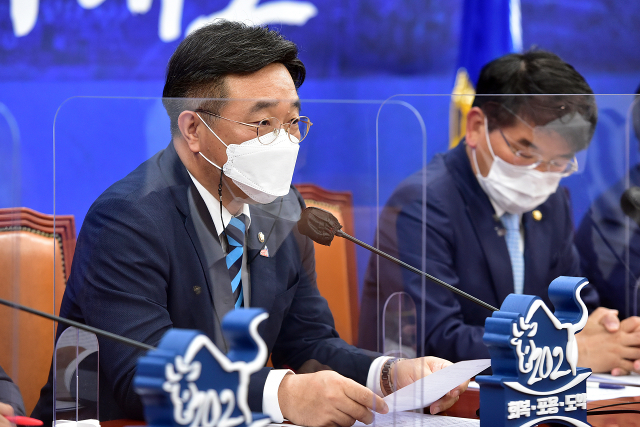 더불어민주당 윤호중 원내대표가 18일 오전 국회에서 원내대책회의를 주재하고 있다. [연합]