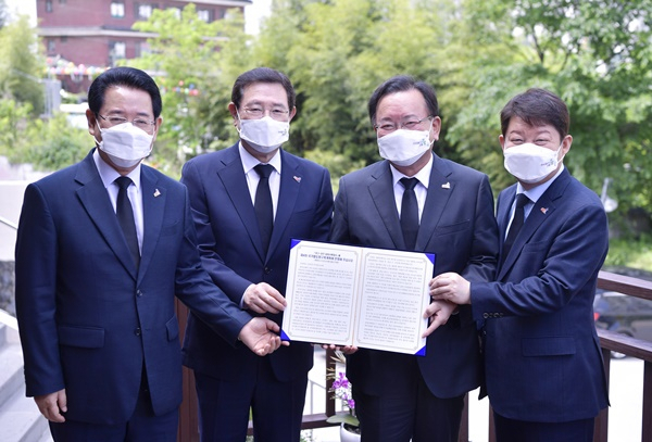 김영록 전남지사, 이용섭 광주시장, 김부겸 국무총리, 권영진 대구시장이 18일 달빛철도 신설을 요청하는 건의서를 전달하고 기념촬영하고 있다. [광주시 제공]