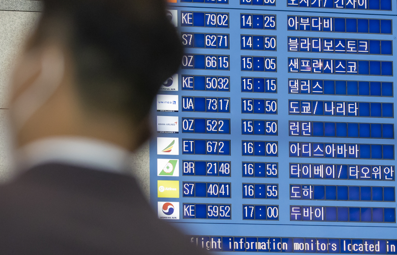 코로나19 변이 바이러스의 국내 유입 차단을 위해 중단됐던 영국발 직항 항공편이 지난 9일 재개돼 인천국제공항 1터미널 입국장에 관련 정보가 표시돼 있다. [연합]