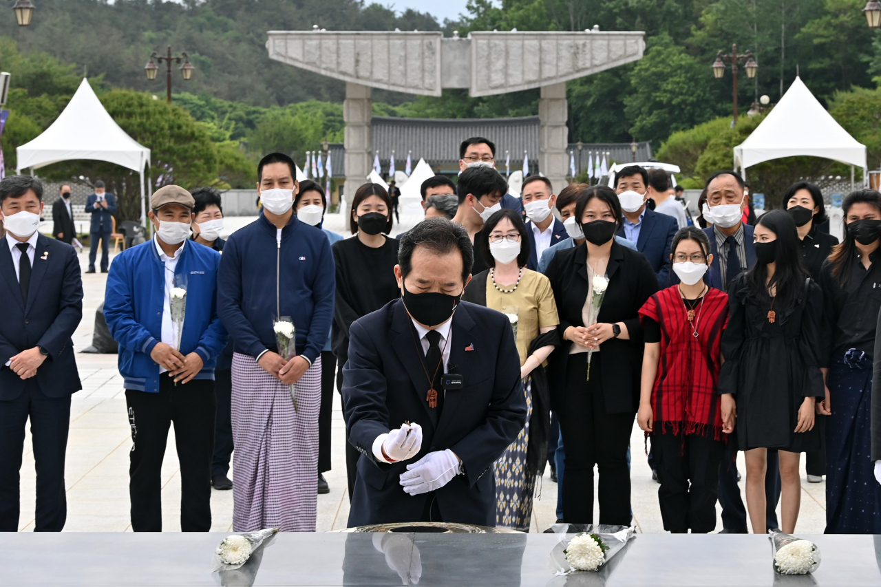 정세균 전 국무총리가 5·18 민주화운동 41주년을 맞은 18일 오전 광주 북구 운정동 국립 5·18민주묘지를 참배하고 있다. 정 전 총리 주변에 재한 미얀마인들이 동행하고 있다. [연합]