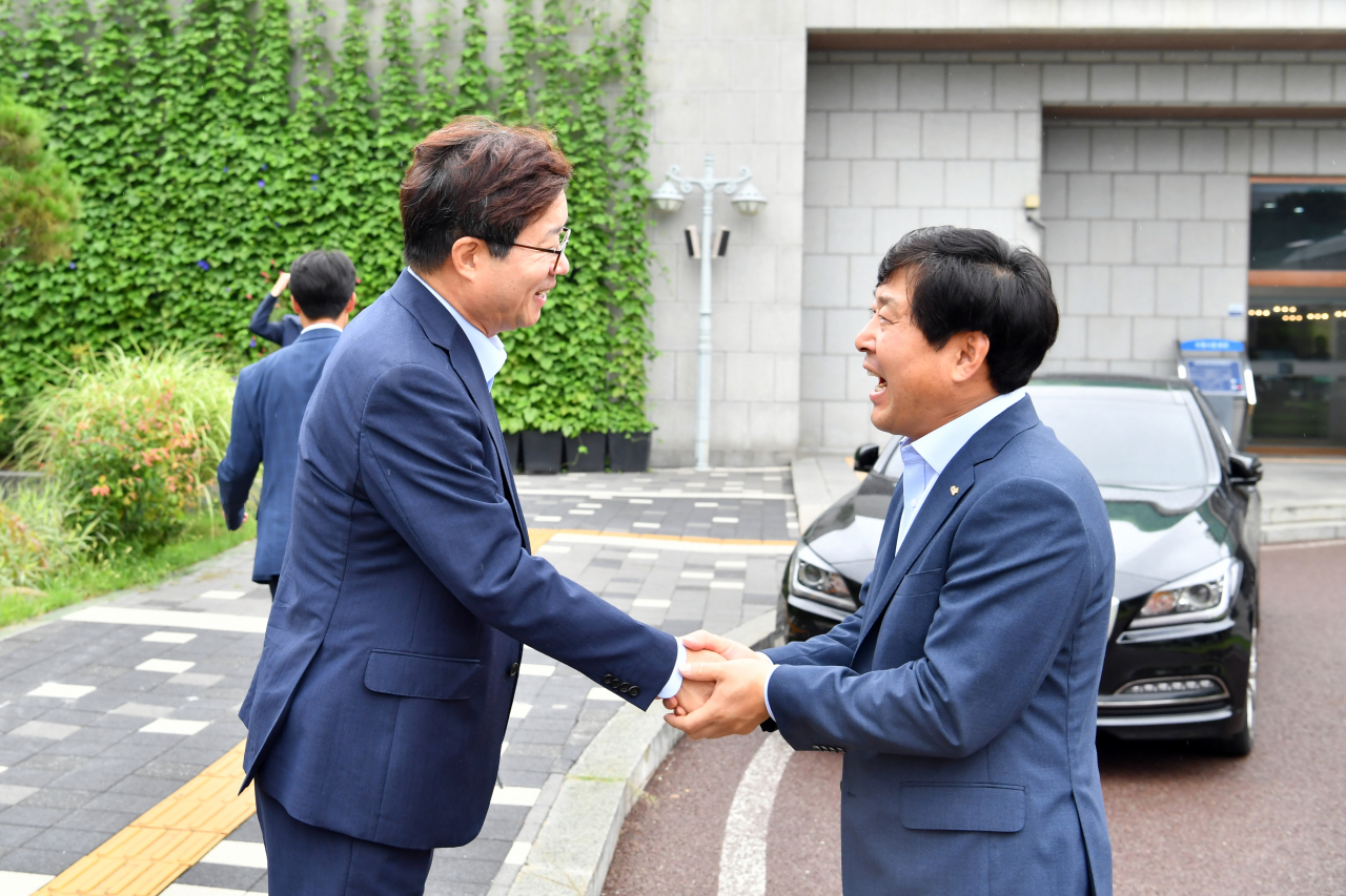 염태영 수원시장(왼쪽)과 황명선 논산시장(오른쪽)