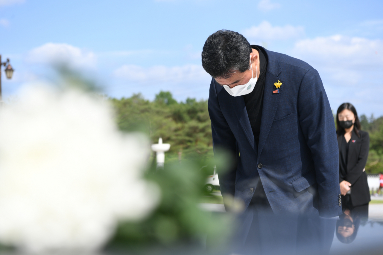 윤화섭 안산시장이 18일 국립5·18민주묘지를 찾아 참배했다.[안산시 제공]