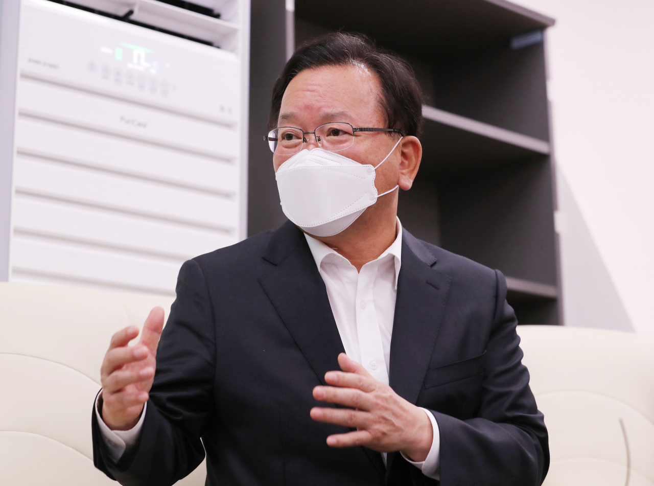 김부겸 국무총리가 18일 오후 세종시 정부세종청사에서 열린 출입기자 간담회에서 발언하고 있다. [연합]