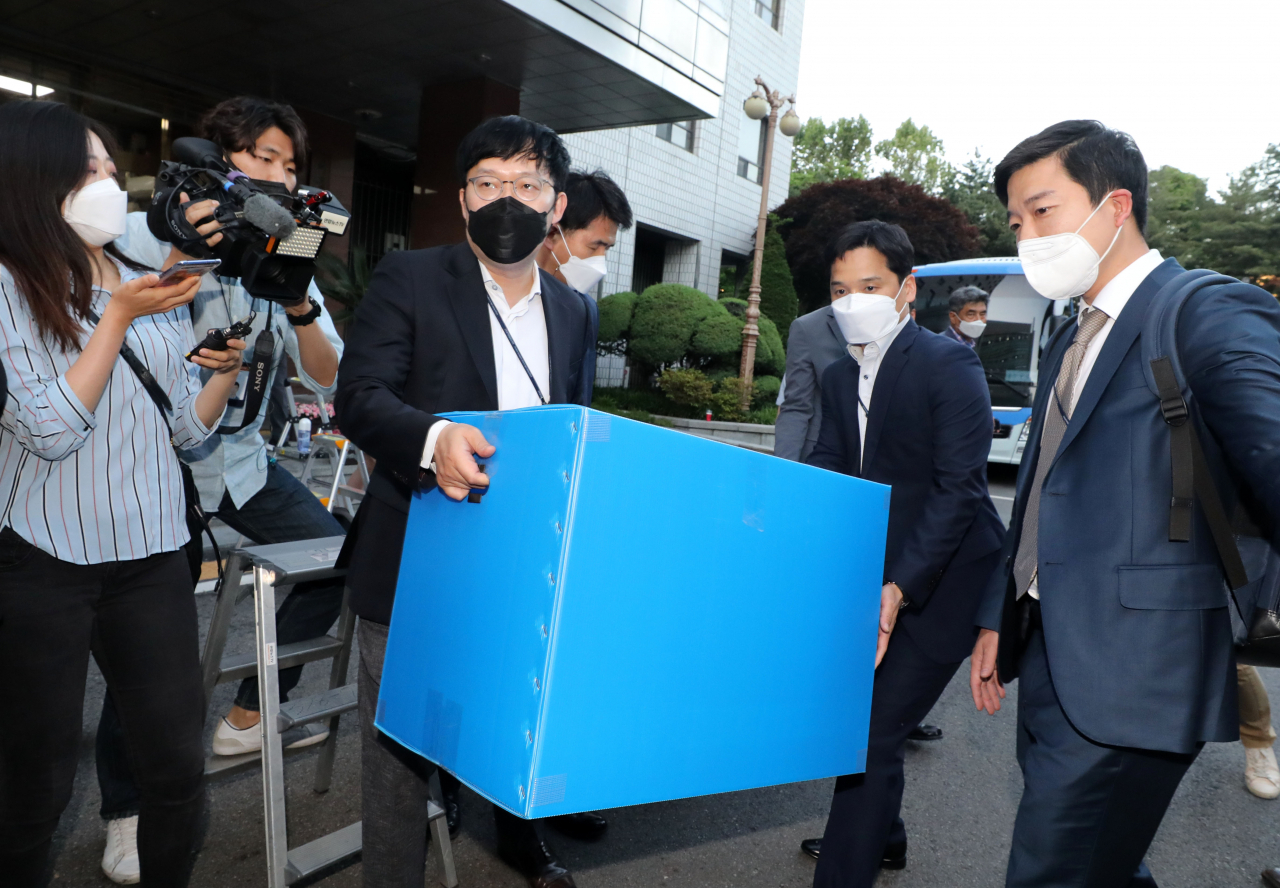 고위공직자범죄수사처 수사관들이 18일 오후 조희연 서울시교육감의 해직교사 부당 특별채용 의혹과 관련 서울시교육청 압수수색을 마치고 청사를 나서고 있다. [연합]