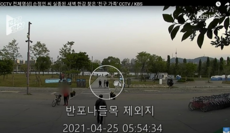 CCTV 카메라에 찍힌 손정민씨가 실종된 새벽 한강을 찾은 친구 가족 [KBS 영상 캡처]