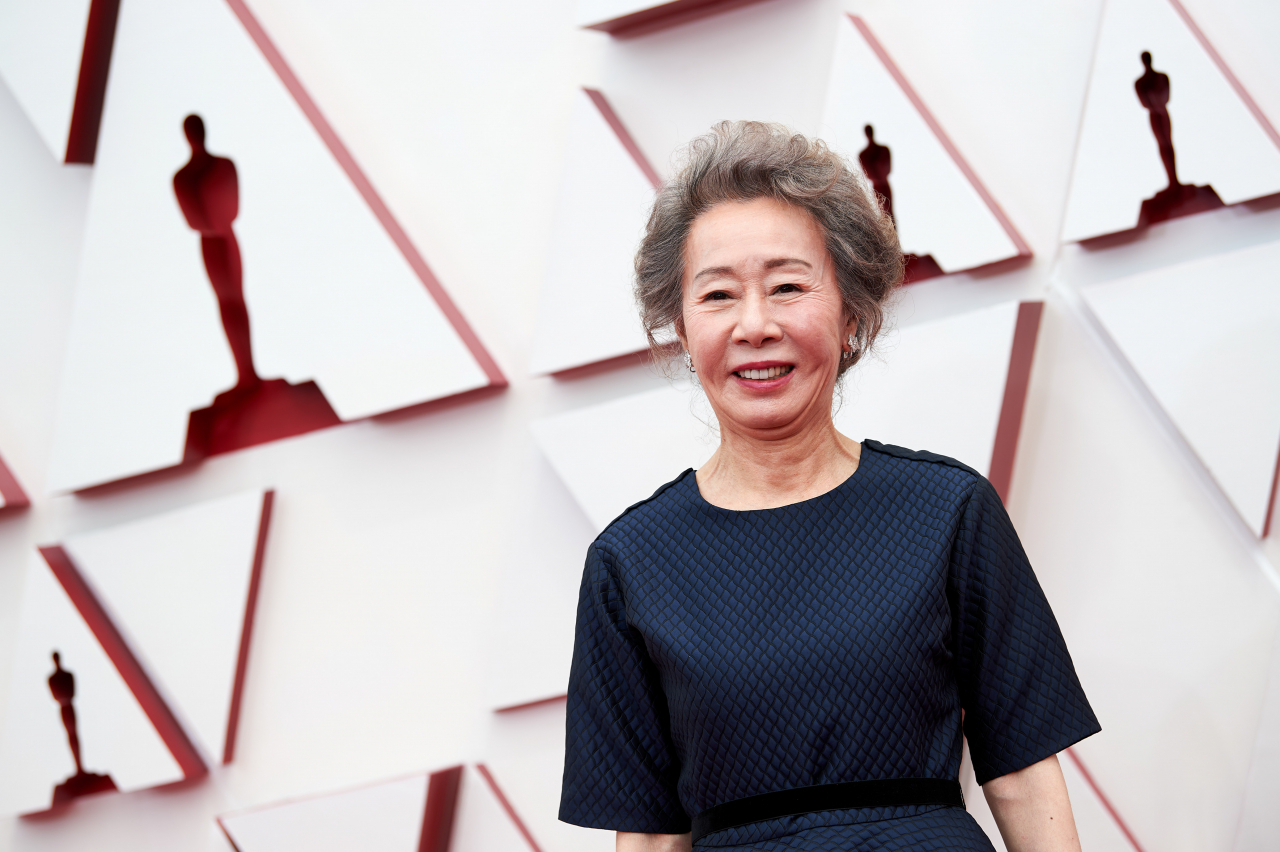 한국의 배우 윤여정이 지난달 25일(현지시간) 미국 로스앤젤레스(LA)의 유니언 스테이션에서 열린 제93회 아카데미 시상식에 참석하고 있다. [연합]
