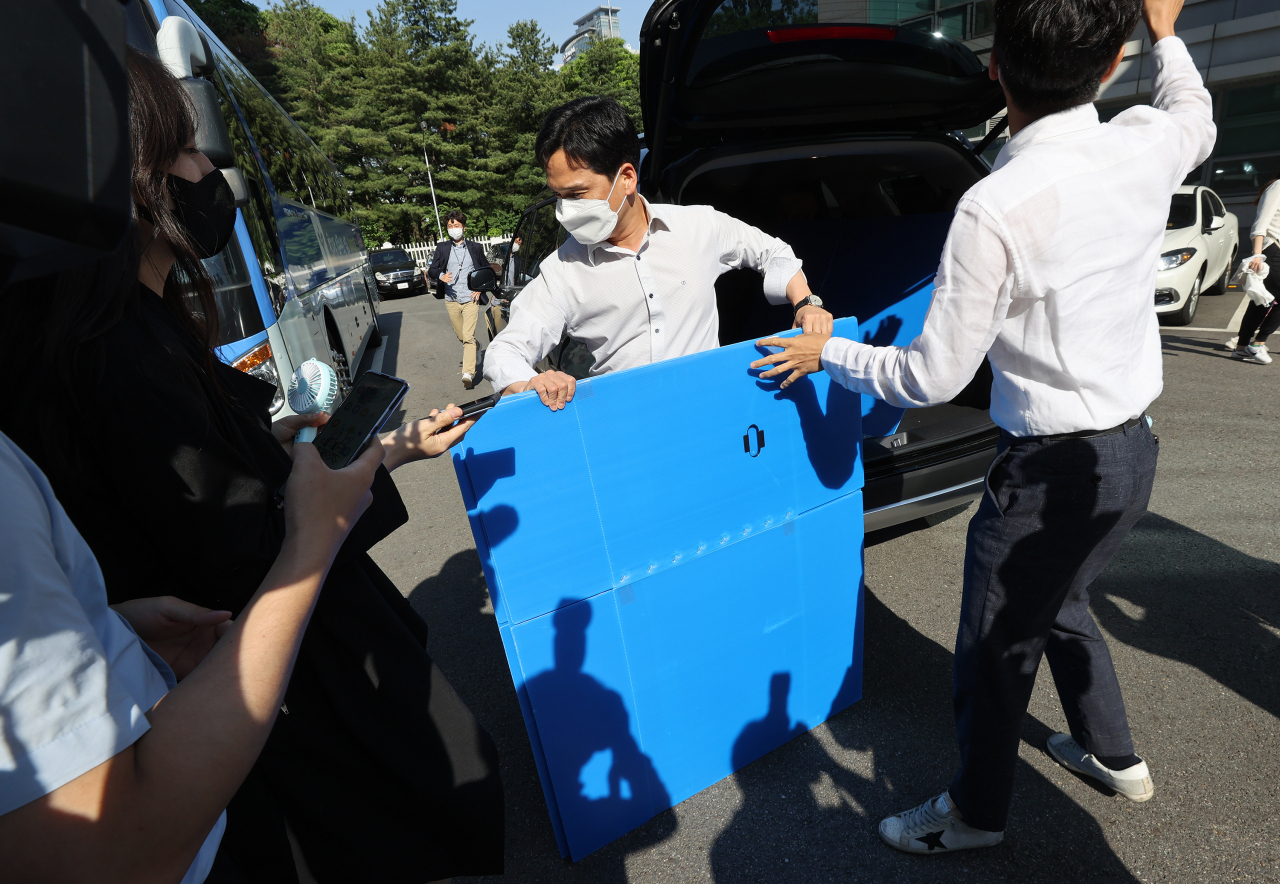 고위공직자범죄수사처(공수처)가 18일 조희연 서울시교육감의 해직 교사 부당 특별채용 의혹과 관련해 서울시교육청을 압수수색한 가운데 이날 오후 서울 종로구 서울시교육청에서 공수처 관계자가 박스를 들고 들어가고 있다. [연합]