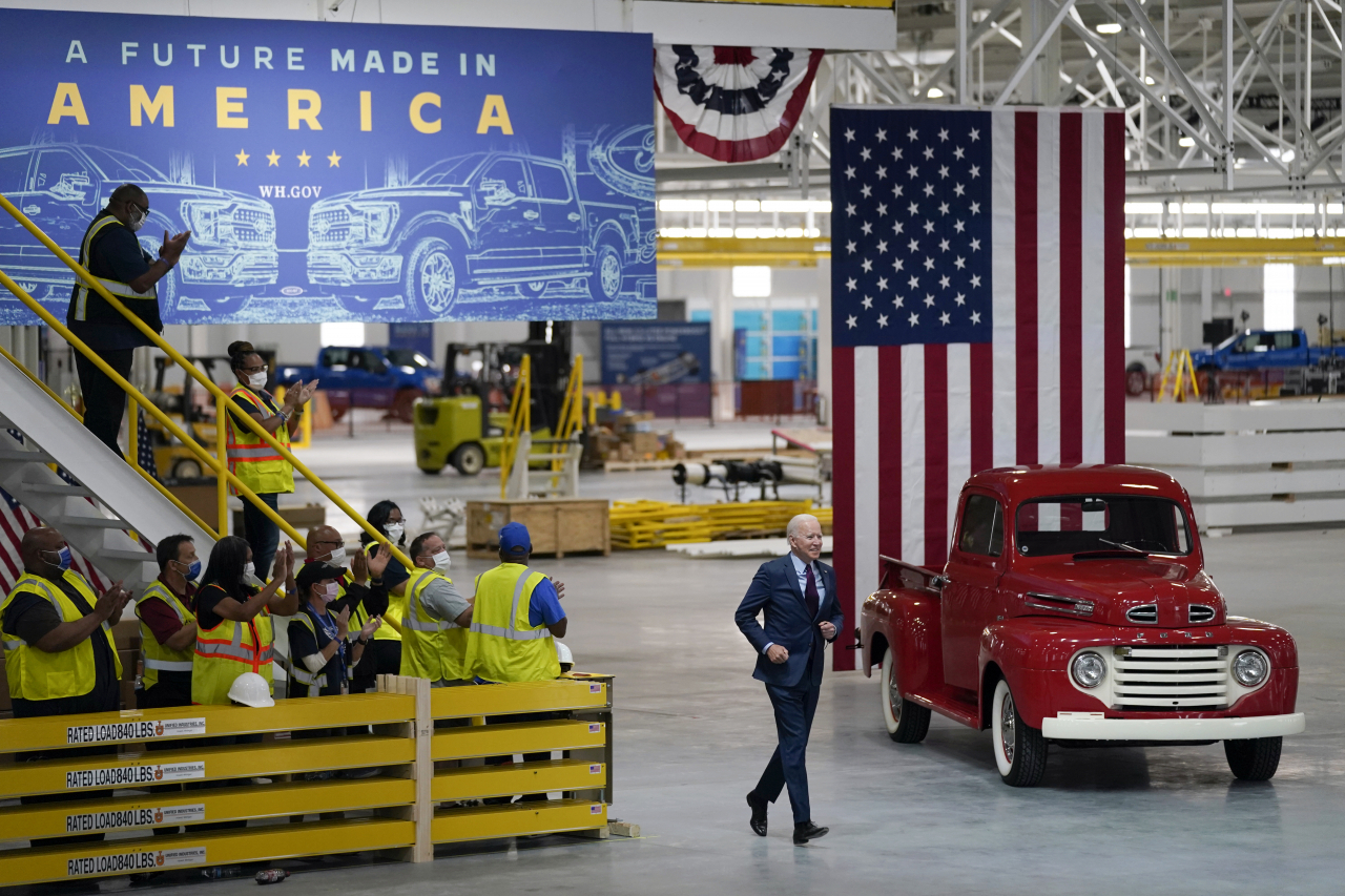 조 바이든 미국 대통령이 미시간주 디어본 소재 포드 루지 EV센터에서 연설하기 위해 이동하고 있다.[AP]