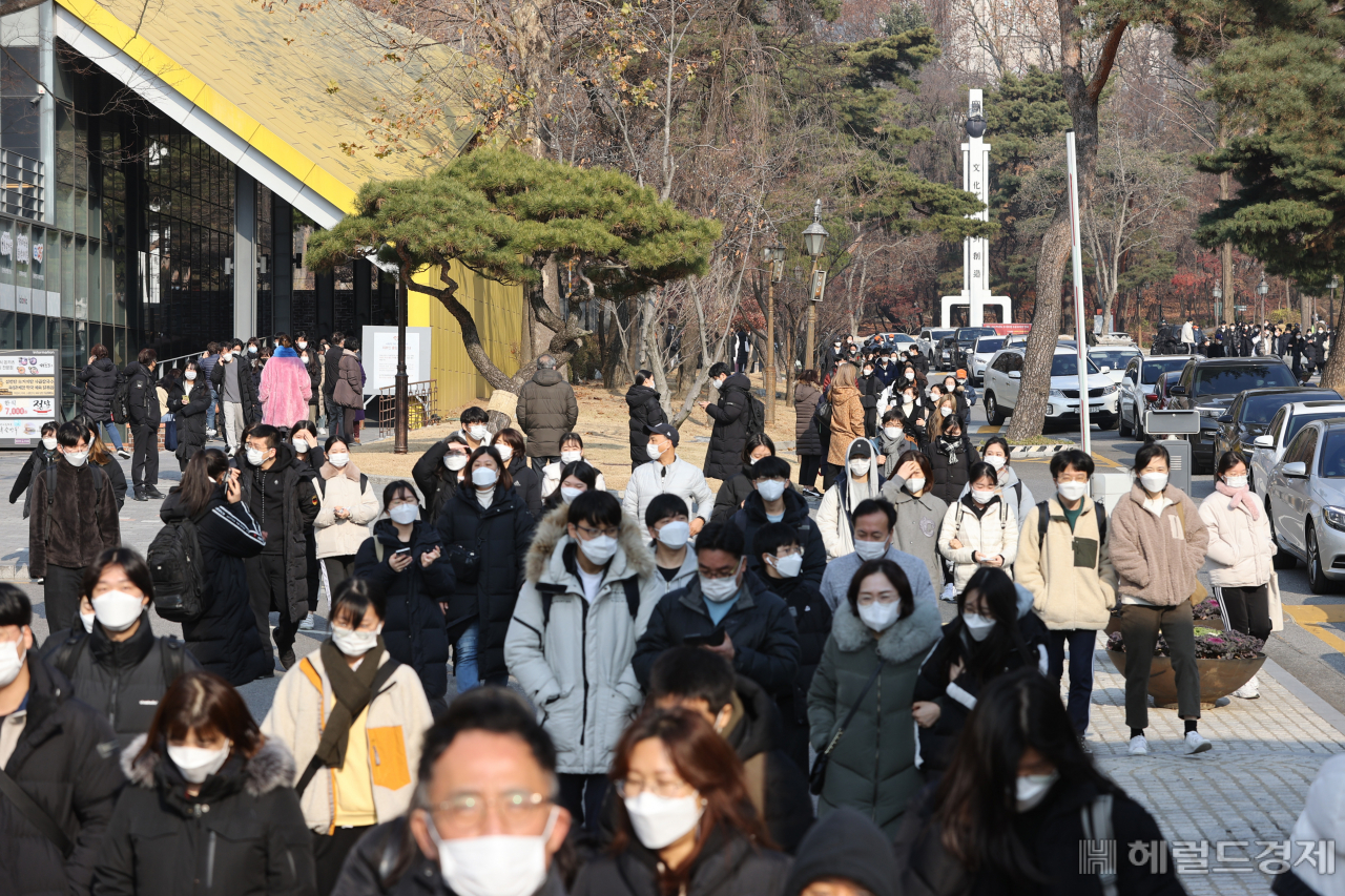 2021학년도 수시모집 논술고사가 치러진 지난해 12월6일 오전 서울 동대문구 경희대학교에서 시험을 마친 수험생들이 논술고사장을 빠져나오고 있다. [연합]