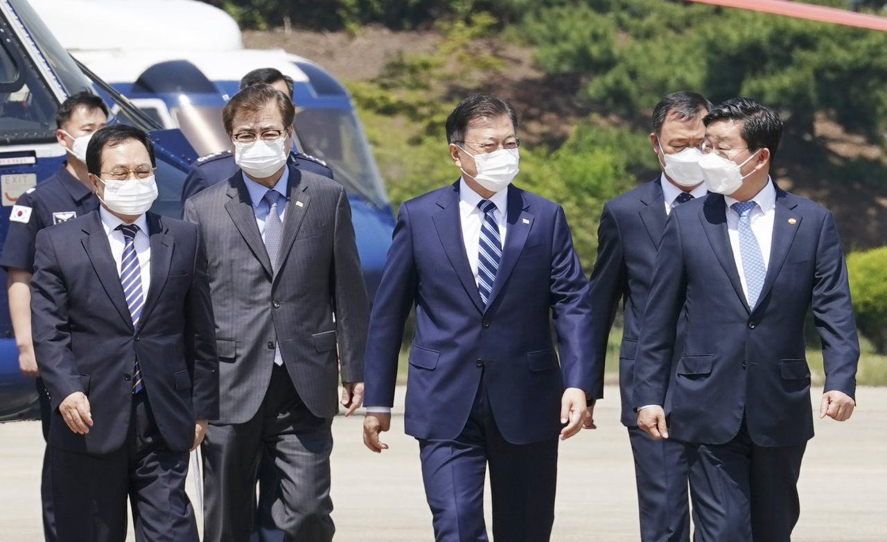 한미 정상회담 참석차 출국하는 문재인 대통령이 19일 오후 공군1호기 탑승을 위해 서울공항에 도착하고 있다. 왼쪽부터 유영민 대통령 비서실장, 서훈 국가안보실장, 문 대통령, 전해철 행정안전부 장관. [연합]