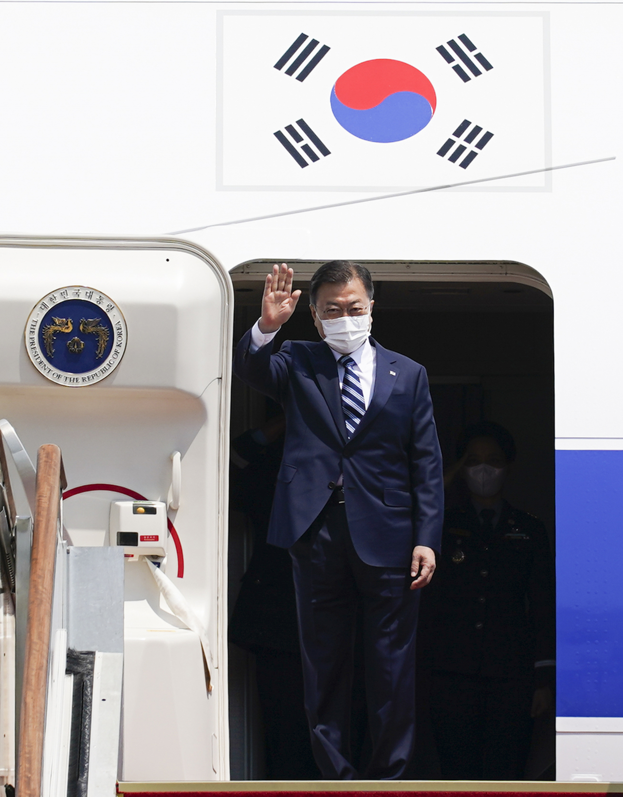 한미 정상회담 참석차 출국하는 문재인 대통령이 19일 오후 서울공항에서 공군 1호기에 올라 환송 인사들에게 손을 흔들고 있다. [연합]