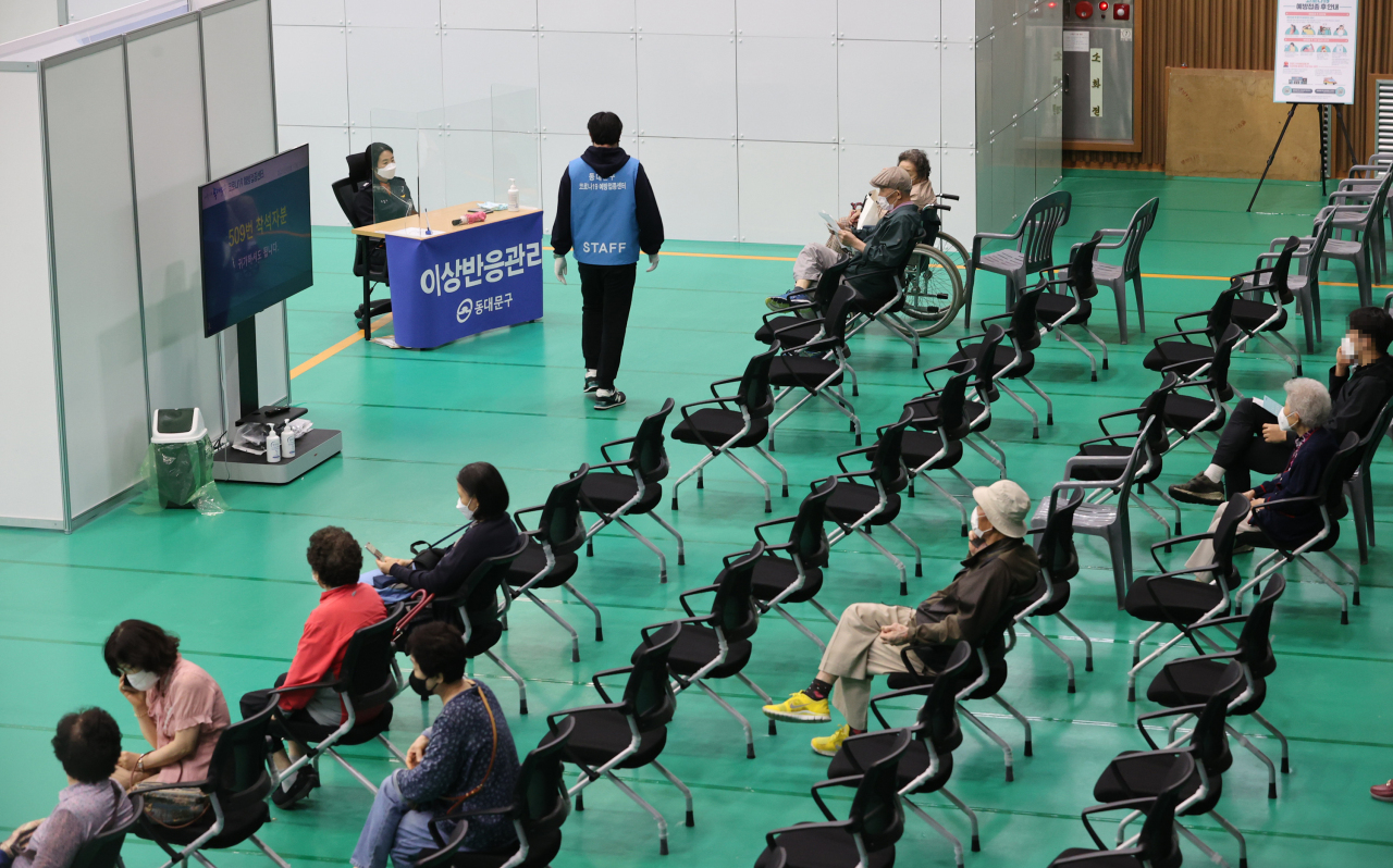 Freshly vaccinated seniors wait at a clinic in eastern Seoul on Monday to monitor for potential side effects. (Yonhap)