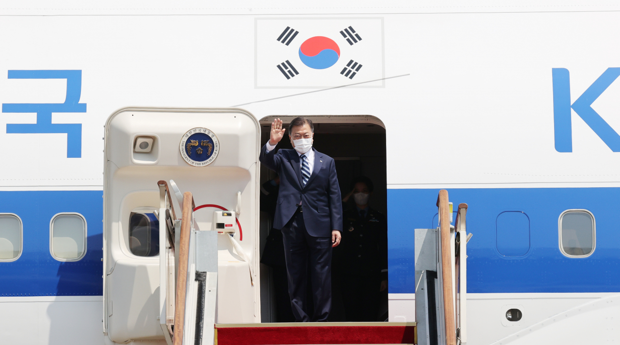 한미 정상회담 참석차 출국하는 문재인 대통령이 19일 오후 서울공항에서 공군 1호기에 올라 환송 인사들에게 손을 흔들고 있다. [연합]