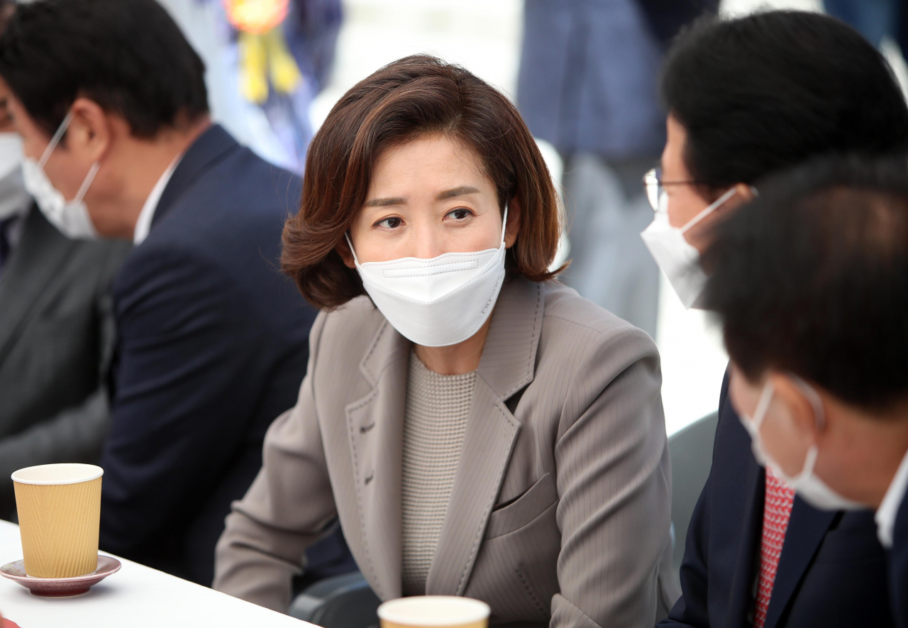 19일 대구 동구 동화사에서 열린 부처님오신날 법요식에서 국민의힘 나경원 전 의원이 참석자들과 얘기를 나누고 있다. [연합]