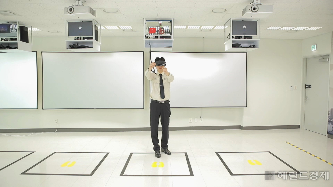한 소방관이 서울시 소방재난본부가 국내 최초로 개발한 가상현실(VR) 기술을 활용한 소방시설 실습 시스템에서 훈련을 하고 있다. [서울시 제공]