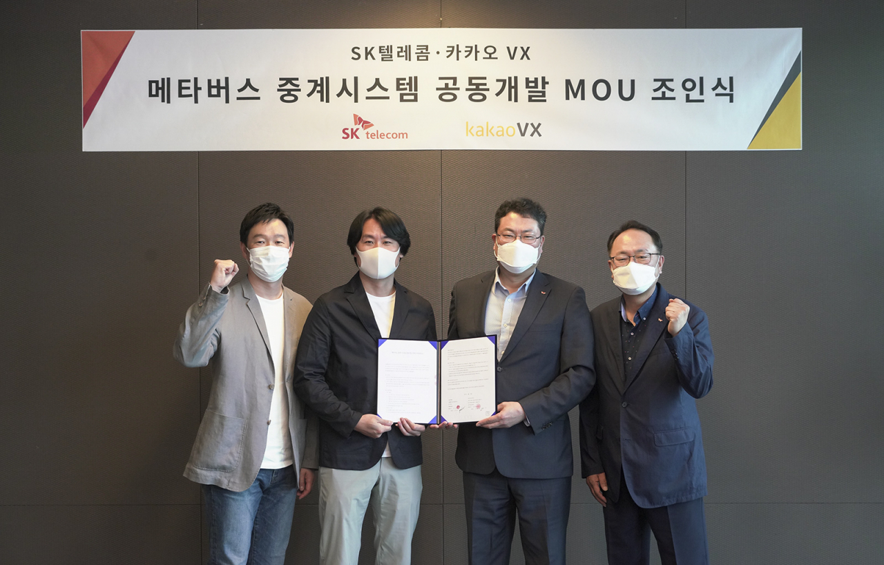 SK텔레콤은 카카오 VX와 오는 6월 ‘SK텔레콤 오픈 2021’ 골프대회에 국내 최초로 가상과 현실이 결합된 메타버스 중계를 도입키로 했다. 관련 기술 공동개발 협약식에서 (왼쪽부터) 카카오 VX 이상원 그룹장, 이종석 이사, SK텔레콤 이재광 미디어사업지원그룹장, 오경식 스포츠마케팅그룹장이 기념사진을 찍고 있다. [SK텔레콤 제공]