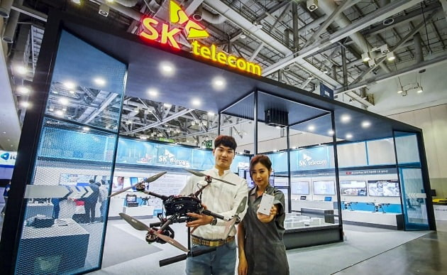 지난달 부산 벡스코에서 열린 ‘2021 드론 쇼 코리아’에서 SK텔레콤 모델이 드론을 원격제어할 수 있는 솔루션 'T라이브캐스터’를 소개하고 있는 모습 [SK텔레콤 제공]