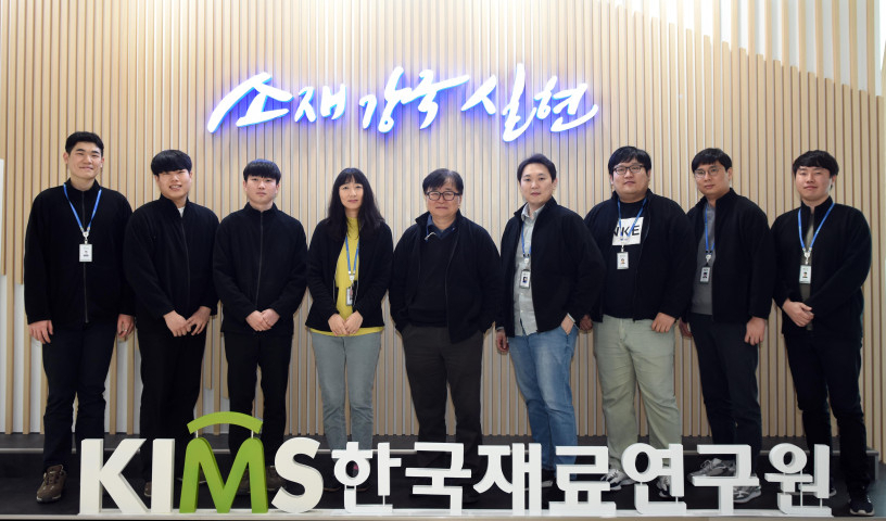 한승전(가운데) 박사 연구팀.[한국재료연구원 제공]