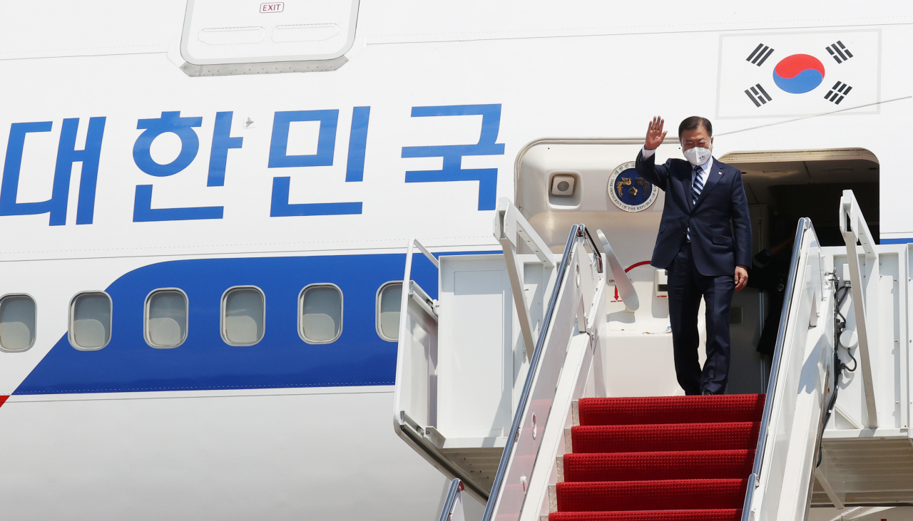 미국 상원에 이어 하원이 문재인 대통령의 방미를 환영하는 초당적 결의안을 발의했다. 문 대통령이 19일(현지시간) 워싱턴 앤드류스 공군기지에 도착해 환영 인사들에게 손을 흔들어 보이고 있다. [연합]