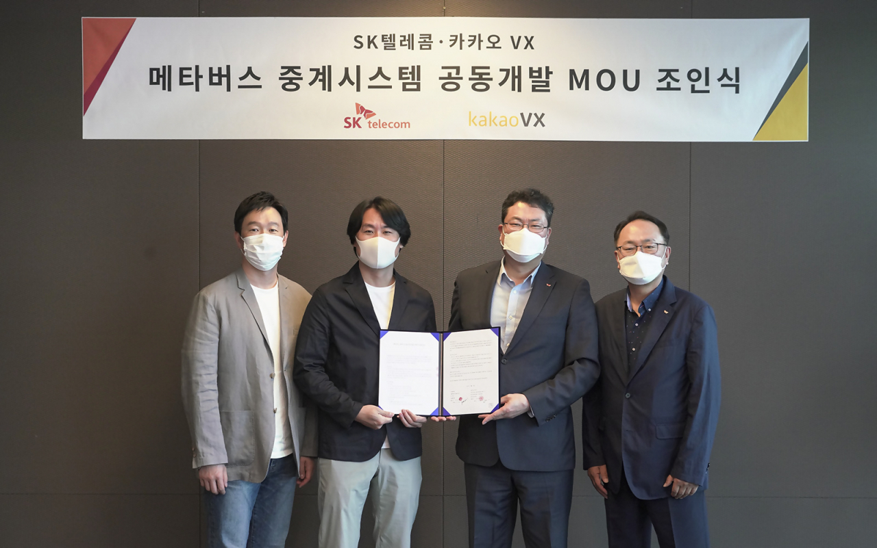 사진 왼쪽부터 카카오 VX 마케팅그룹 이상원 그룹장, 카카오 VX 스크린골프 개발 담당 이종석 이사, SK텔레콤 미디어사업지원그룹 이재광 그룹장, SK텔레콤 오경식 위원장.