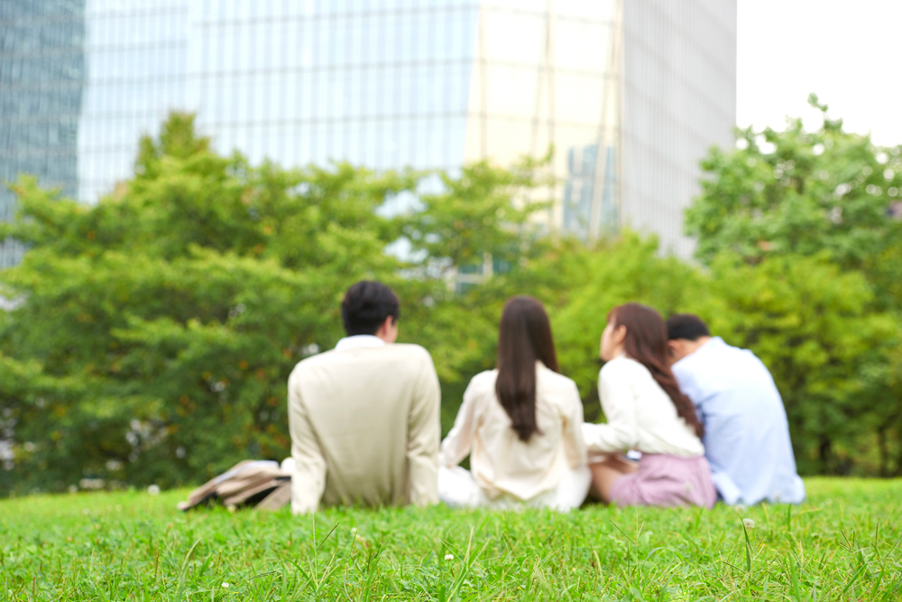 MZ세대에서 총학생회, 동아리 같은 오프라인 활동 외면이 지속되는 반면, 젠더갈등 같은 이슈에 대한 온라인 영향력은 갈수록 커지고 있다. [아이클릭아트]
