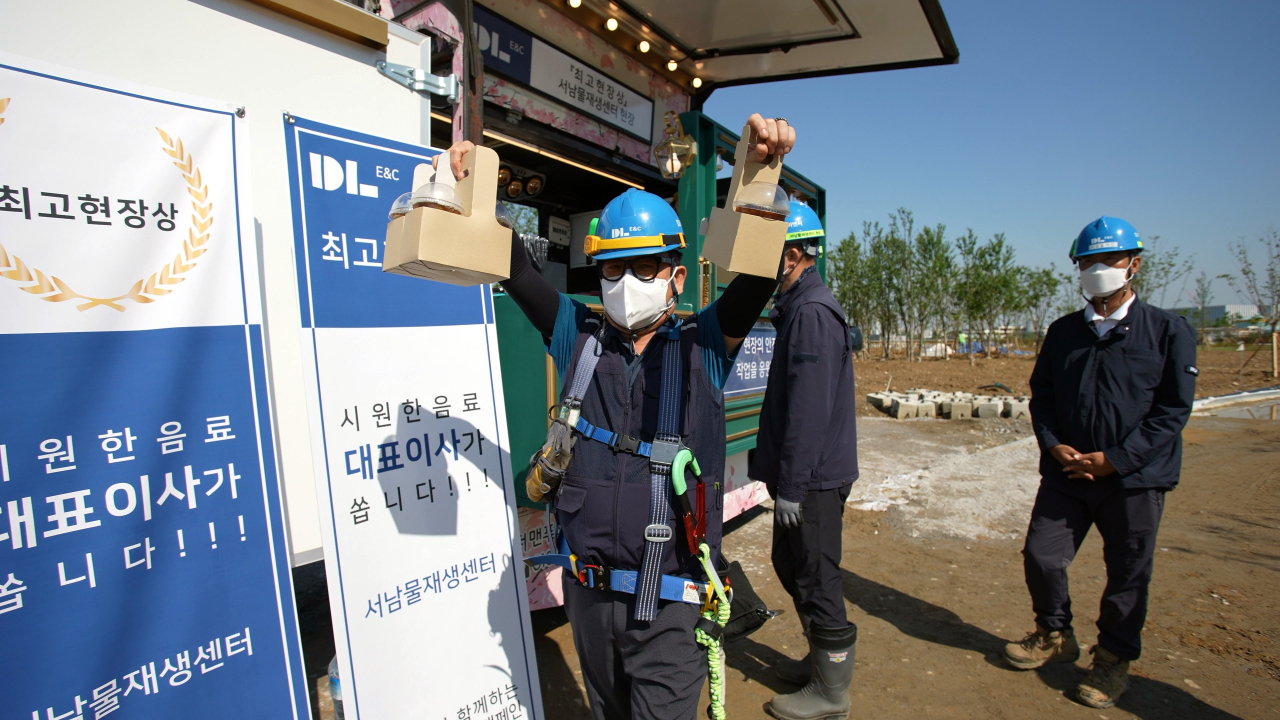 DL이앤씨 서남물재생센터 현장에 배달된 근로자들을 위한 커피차 [DL이앤씨 제공]