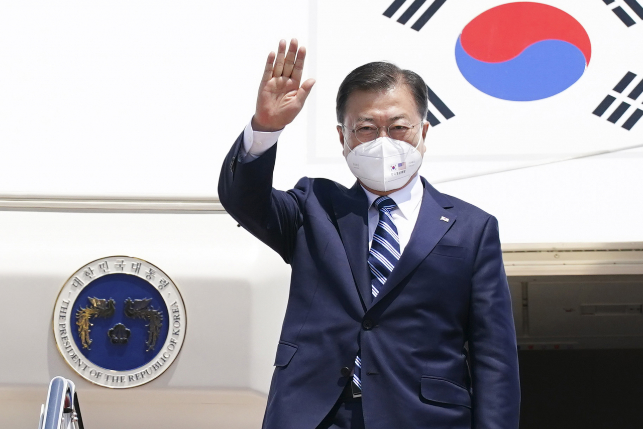 한미 정상회담에 참석하는 문재인 대통령이 19일(현지시간) 미국 워싱턴 앤드류스 공군기지에 도착, 환영 인사들에게 손을 흔들고 있다. [연합]