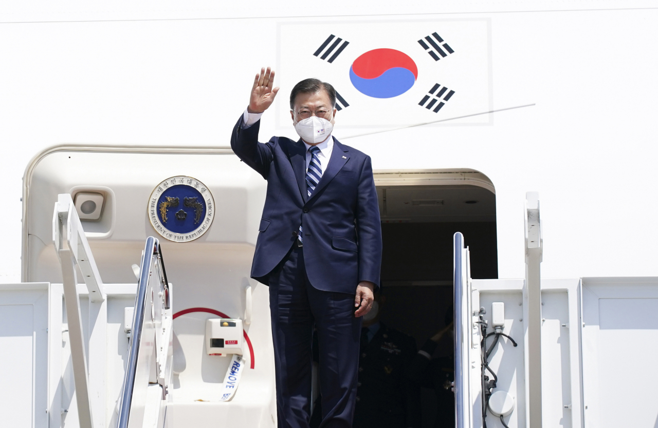 한미 정상회담에 참석하는 문재인 대통령이 19일(현지시간) 미국 워싱턴 앤드류스 공군기지에 도착, 환영 인사들에게 손을 흔들고 있다. 연합뉴스