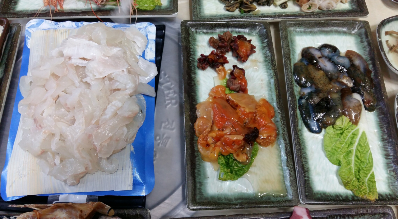 부산, 제주, 여수의 미식은 수산물 말고도 많다. 사진은 여수 활어회와 멍게, 해삼.