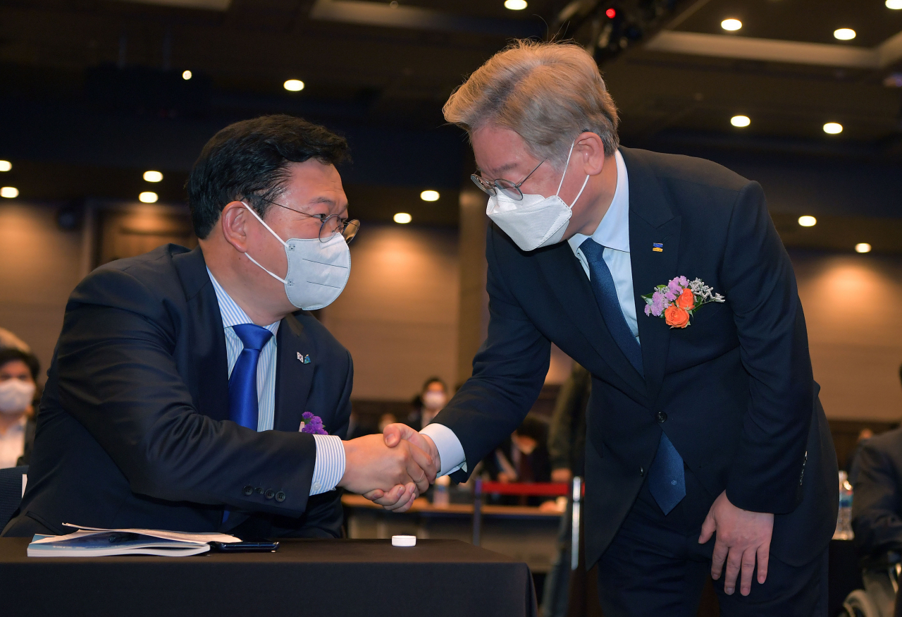 이재명 경기도지사(오른쪽)와 송영길 더불어민주당 대표가 20일 서울 여의도 중소기업중앙회에서 열린 대한민국 성장과 공정을 위한 국회 포럼 창립총회에서 인사하고 있다. [연합]