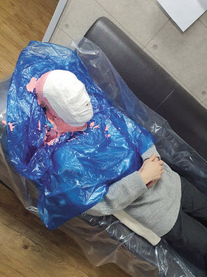 가면제작을 위해 배우들의 얼굴에 맞게 본을 뜨는 모습