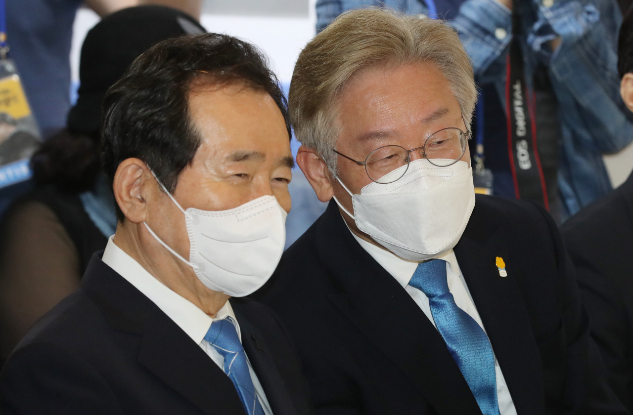정세균 전 국무총리(왼쪽)와 이재명 경기도지사가 지난 19일 서울 종로구 인사동 마루아트센터에서 열린 노무현 서거 12주기 추모전시에 참석해 대화하고 있다. [연합]
