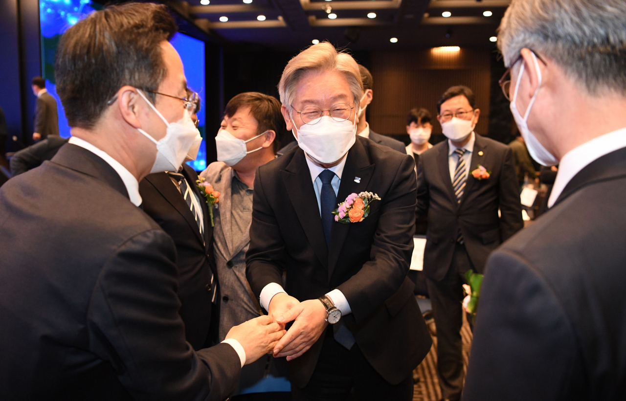 이재명 경기도지사가 20일 서울 여의도 중소기업중앙회에서 열린 '대한민국 성장과 공정을 위한 국회 포럼 출범식'에서 참석자들과 인사를 하고 있다. [연합]