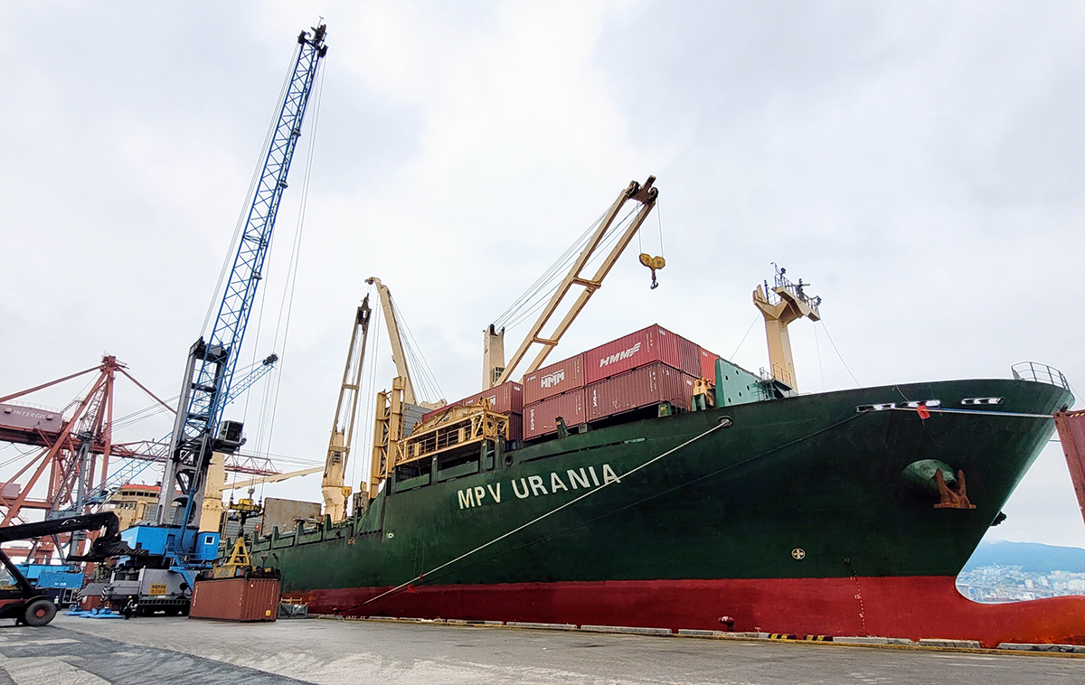 부산항에서 출항을 준비하고 있는 1,800TEU급 다목적선 MPV(multi-purpose vessel) ‘우라니아(Urania)호’가 수출기업들의 화물을 싣고 있다. [HMM제공]