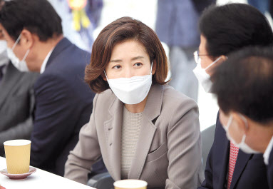 나경원 국민의힘 전 의원이 지난 19일 대구 동구 동화사에서 열린 부처님오신날 법요식에서 참석자들과 얘기를 나누고 있다. [연합]
