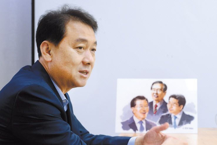 이광재 더불어민주당 의원이 17일 국회에서 헤럴드경제와 인터뷰를 갖고 차기 대선 출마 계획과 포부를 밝히고 있다. 그의 의원실 탁자 위에 김대중·노무현·문재인 등 역대 진보 정부 대통령의 초상이 함께 담긴 그림이 놓여져 있다. 이상섭 기자