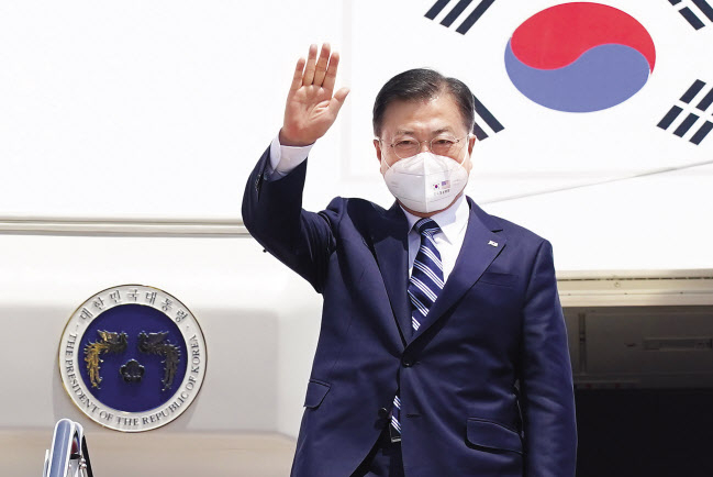 한미정상회담에 참석하는 문재인 대통령이 19일 오후 (현지시간) 미국 워싱턴 DC 인근 앤드류스 공군기지에 도착, 환영 인사들에게 손을 흔들고 있다. 한미정상회담은 21일 개최된다. [연합]
