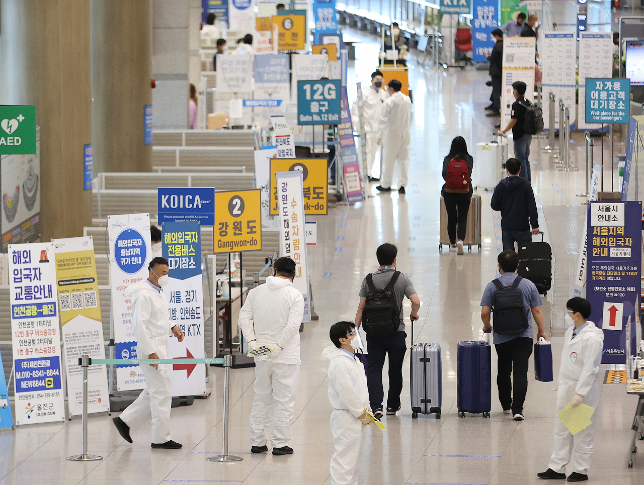 지난 19일 오후 인천국제공항 제1터미널에서 입국자들이 이동하고 있다. [연합]