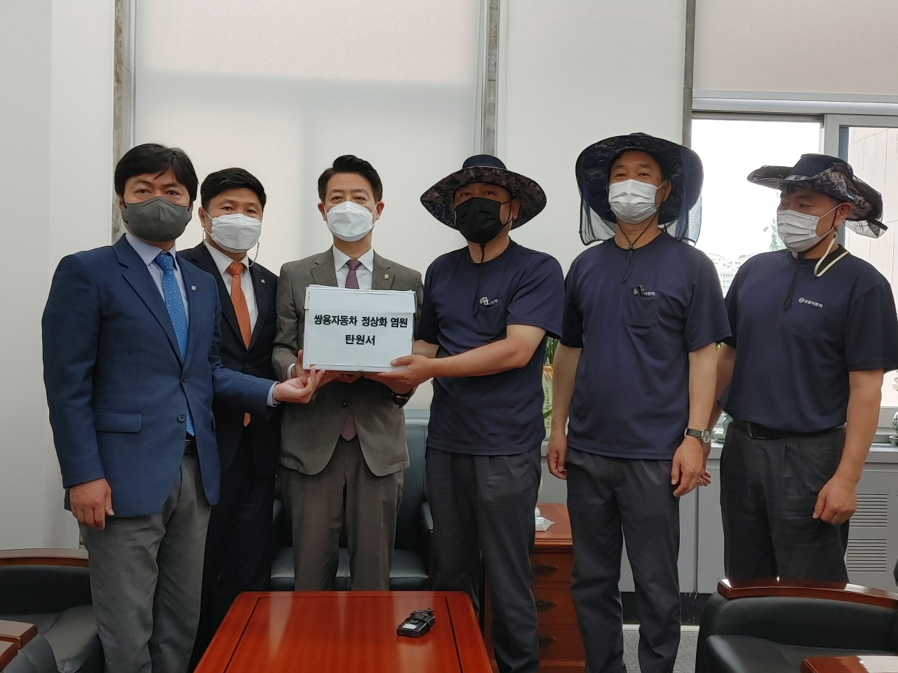쌍용자동차 노조 임원진이 20일 국회 더불어민주당 당대표비서실에서 탄원서를 전달하고 있다. 왼쪽부터 더불어민주당 김현정 평택을 지역위원장, 홍기원 국회의원(경기 평택시갑), 김영호 당대표비서실장, 쌍용자동차노동조합 정일권 위원장, 강성원 수석부위원장, 노기상 부위원장. [쌍용차 노조 제공]